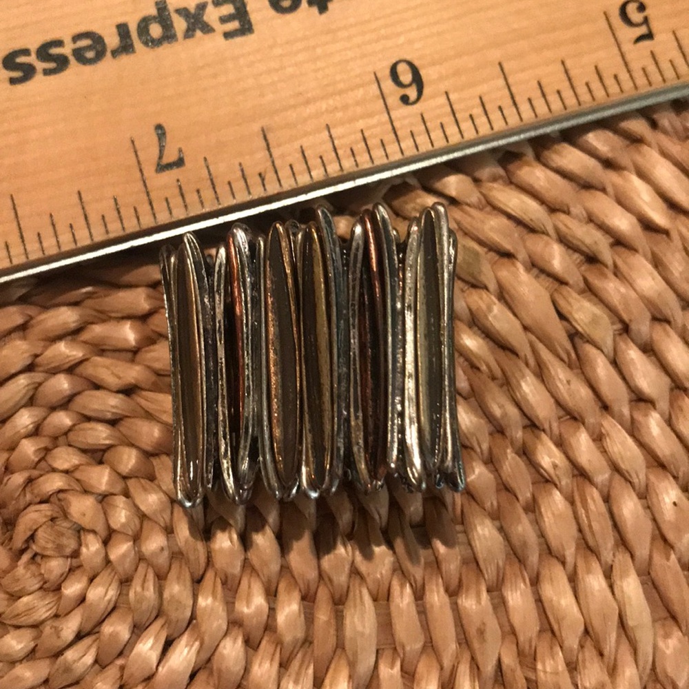 Stretchy metal ring